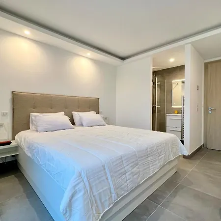 Апартаменты Bright T3 With Pool And Sea View
